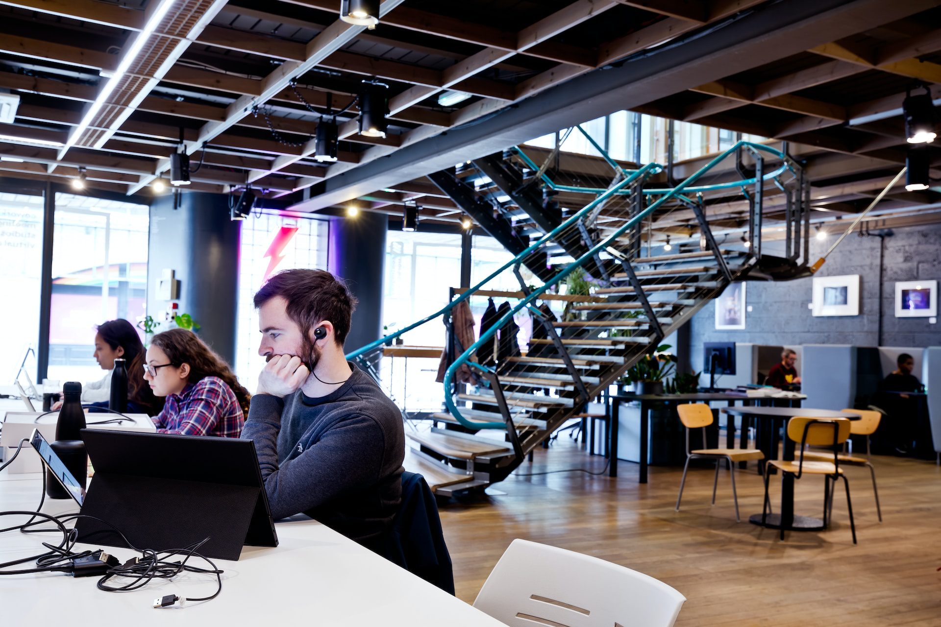 Home Office vs Working from Co-Working Spaces: Which Is Better?